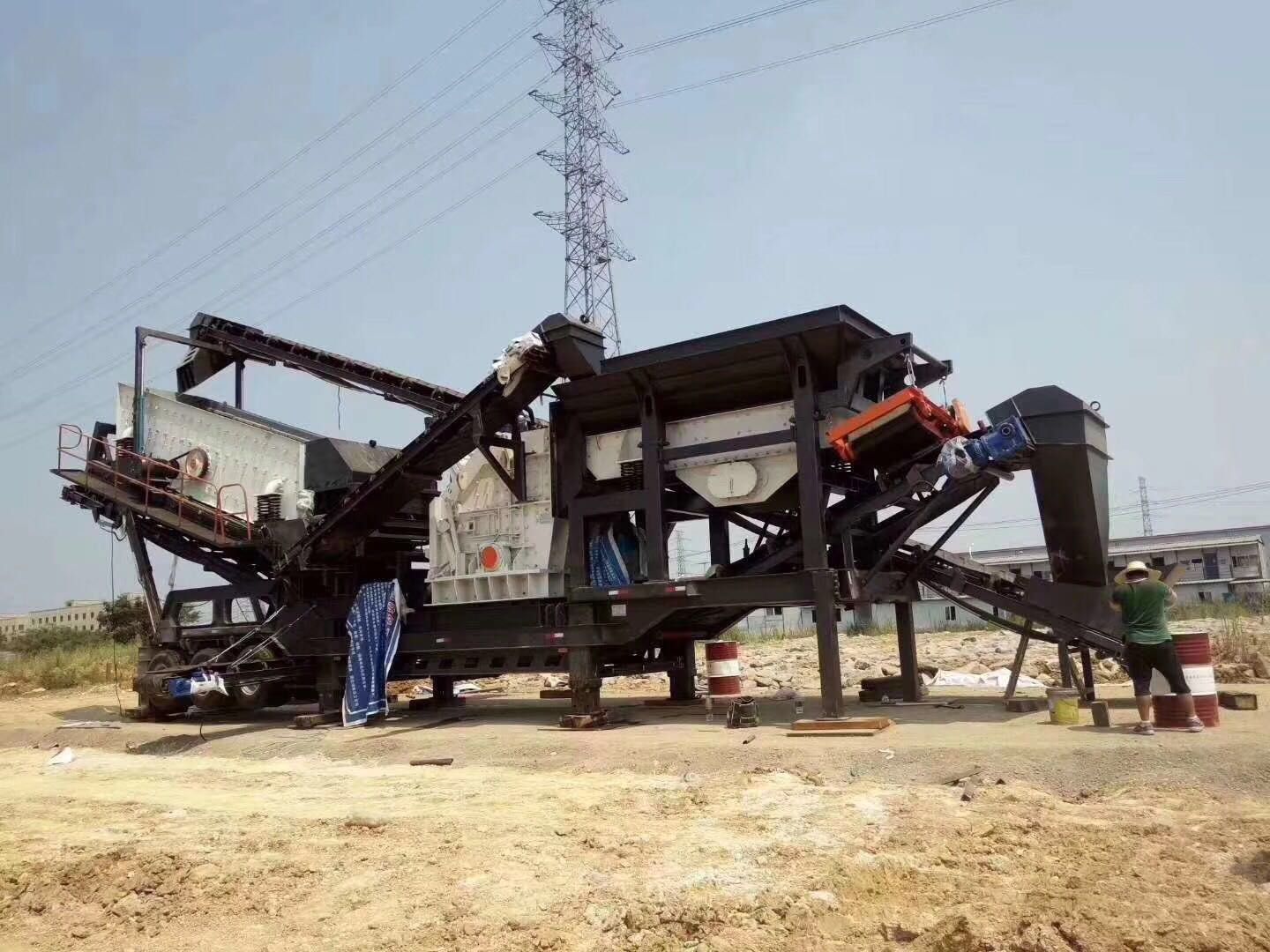 A customer in Hunan, China, purchased a 200-ton-per-hour mobile crushing plant from Yinhai Mining.